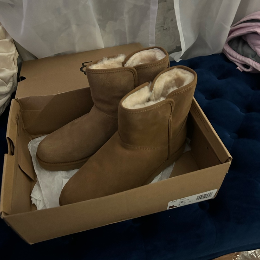 Brand new inbox, authentic UGG boots. Size 8 women’s never worn.